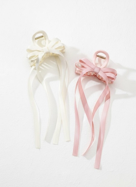Agrafe de păr satinate cu fundă și panglici lungi roz pudrat și alb, set de două bucăți pentru fetițe pe fundal alb